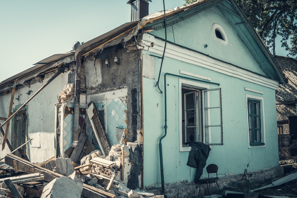 Tönkretett egy elhagyatott lakóépületet. A ház összeomlott romjai - Fotó, kép