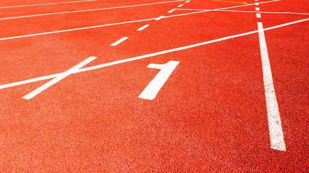 číslo jedna v červené běžecké dráze na atletickém stadionu - Fotografie, Obrázek