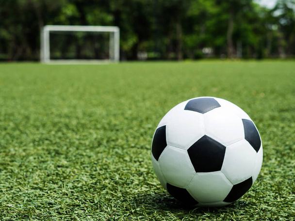 boisko do piłki nożnej piłka nożna na zielonej trawie, boisko do piłki nożnej tekstury tła - Zdjęcie, obraz