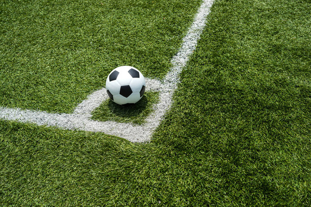 fútbol Fútbol en la línea de patada de esquina de la pelota y un campo de fútbol, campo de fútbol, textura de fondo - Foto, imagen