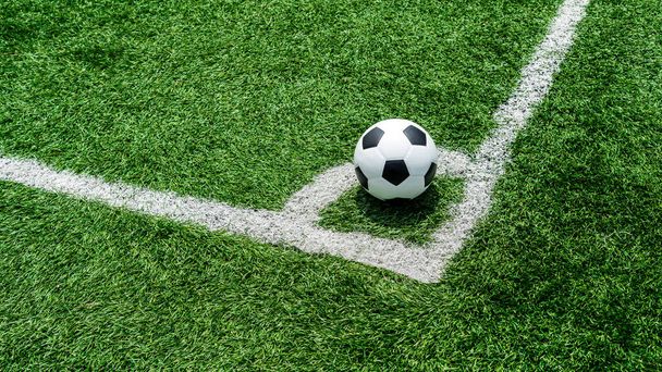 fútbol Fútbol en la línea de patada de esquina de la pelota y un campo de fútbol, campo de fútbol, textura de fondo - Foto, imagen