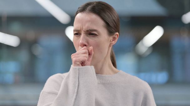 Πορτρέτο της άρρωστης γυναίκας που βήχει, δεν αισθάνεται καλά - Φωτογραφία, εικόνα