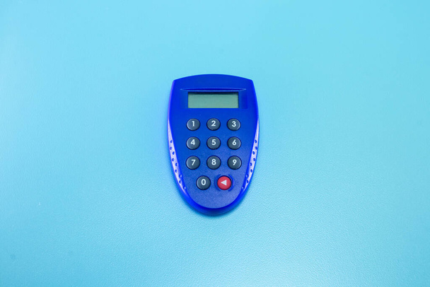 ein blaues elektronisches Token für Online-Transaktionen - Foto, Bild