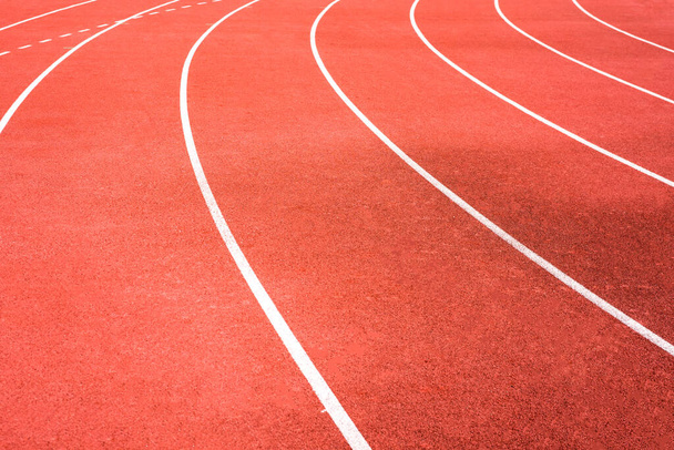 czerwony tor biegowy na stadionie lekkoatletycznym tło tekstury  - Zdjęcie, obraz