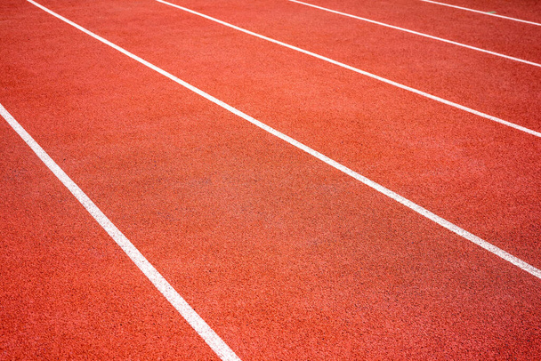 czerwony tor biegowy na stadionie sportowym - Zdjęcie, obraz