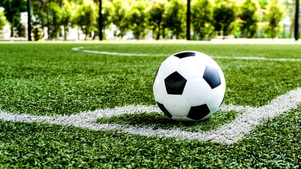 ποδόσφαιρο Ποδόσφαιρο στη γωνία γραμμή κλωτσιά της μπάλας και ένα γήπεδο ποδοσφαίρου, γήπεδο ποδοσφαίρου, υφή φόντου - Φωτογραφία, εικόνα