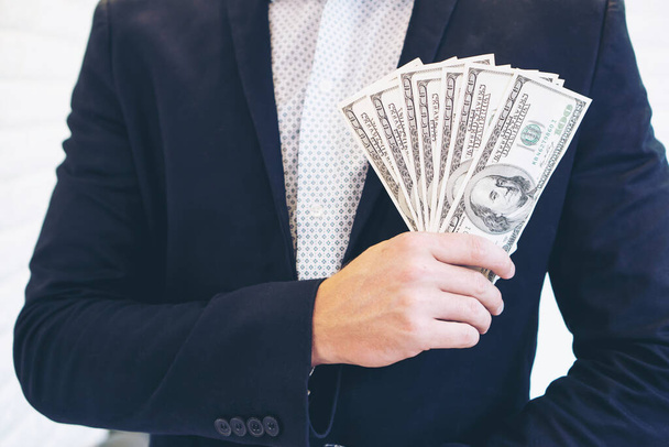 бизнесмен, держащий деньги банкноты в руках, концепция успешного бизнеса - Фото, изображение