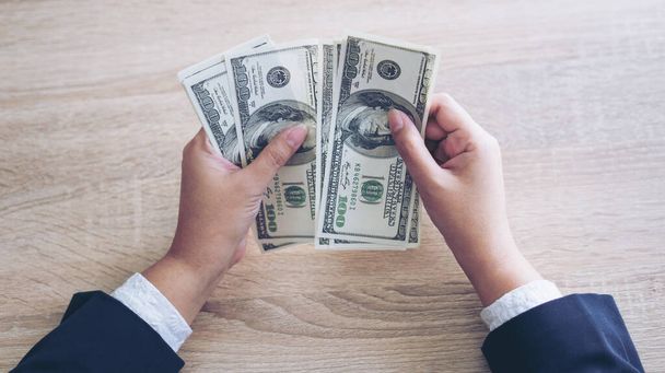Handen van zakenmensen tellen ons dollarbiljetten, Business concept - Foto, afbeelding