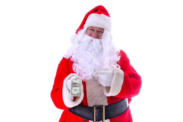 Karácsonykor. Télapó. Mikulás portré. Mikulás mosolyog, és tartja a karácsonyi pénzt. Varázslatos kép a Mikulásról az Északi-sarkon. Mosolygó hagyományos Mikulás. Szakállas mosolygós Mikulás. A jó öreg Mikulás. Karácsonyi szezon.  - Fotó, kép