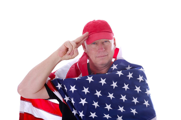 Ylpeä amerikkalainen. Amerikkaan. Amerikan lippu. Amerikkalainen mies. Eristetty valkoisella. Tilaa tekstiviestille. Isänmaallinen amerikkalainen. Leikkaus polku. Mies käärittynä suureen Amerikan lippuun. Itsenäisyyspäivä. Itsenäisyyspäivä. Itsenäisyyspäivä. Lippupäivä. Veteraanipäivä. Amerikkalainen loma - Valokuva, kuva
