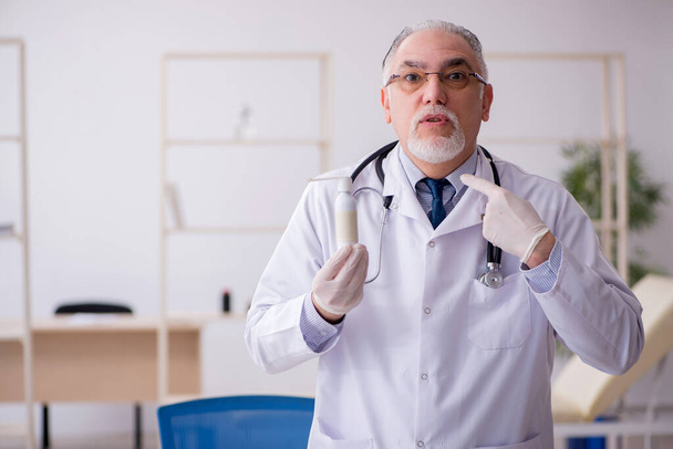 Alt männlich doktor working im die klinik - Foto, Bild