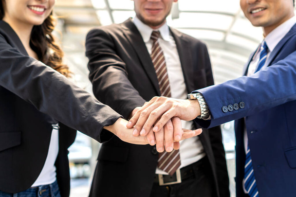 Üzleti emberek csapatmunka egymásra mutató kéz mutatja egység, csapatmunka Üzleti koncepció - Fotó, kép