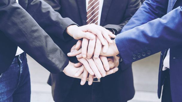 Üzleti emberek csapatmunka egymásra mutató kéz mutatja egység, csapatmunka Üzleti koncepció - Fotó, kép