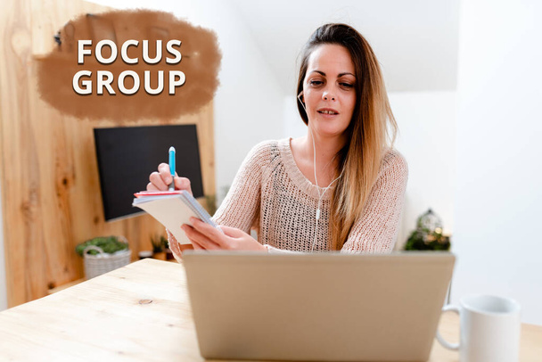 Podpis wyświetlający Focus Group. Słowo Wpisany składa się z starannie wybranych uczestników, aby zapewnić opinie Social Media Influencer Tworzenie obecności online, Video Blog Pomysły - Zdjęcie, obraz