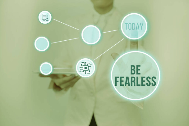 Τίτλος κειμένου που παρουσιάζει το Be Fearless. Έννοια που σημαίνει πράξη της προσπάθειας να οδηγήσει σε μια εξαιρετική ζωή και να κάνει τη διαφορά Lady Holding Tablet Πατώντας το εικονικό κουμπί Εμφάνιση φουτουριστικό τεχνολογίας. - Φωτογραφία, εικόνα