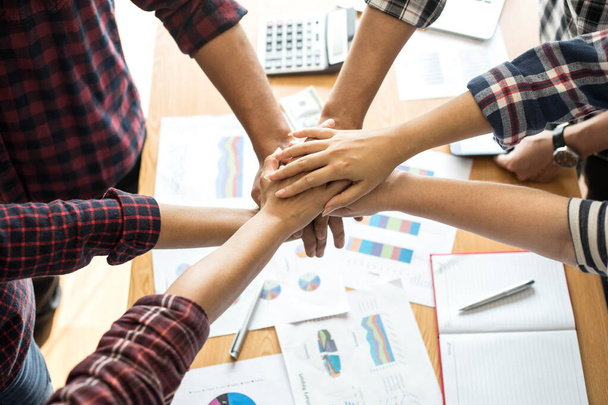 közeli kéz az üzleti partnerség emberek egymásra kezét befejező találkozó mutatja egység felett irodai asztal, üzleti csapatmunka koncepció - Fotó, kép