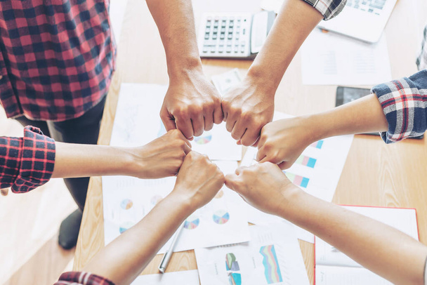 közeli kéz az üzleti partnerségek az emberek felemelik a kezüket befejező találkozó mutatja egység felett irodai asztal, üzleti csapatmunka koncepció - Fotó, kép