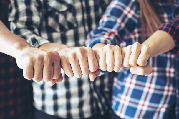 close up χέρι των επιχειρηματικών εταιρικών σχέσεων οι άνθρωποι χτύπημα χέρια φινίρισμα συνάντηση δείχνει ενότητα, έννοια της επιχειρηματικής ομαδικής εργασίας - Φωτογραφία, εικόνα