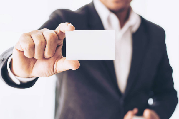бизнесмен держит и показывает пустую визитную карточку или именную карточку - бизнес-концепция - Фото, изображение