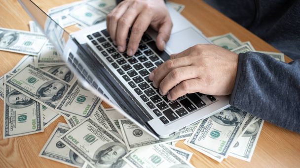top view επιχειρηματίες που εργάζονται με το χέρι laptop δακτυλογράφηση στον υπολογιστή πληκτρολογίου για τις επιχειρήσεις, μας δολάριο νομοσχέδιο στο γραφείο - Φωτογραφία, εικόνα