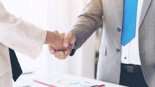 Nahaufnahme Hand von Geschäftsleuten schütteln Hände Abschluss Treffen zeigt Einheit, Business-Teamwork-Konzept - Foto, Bild