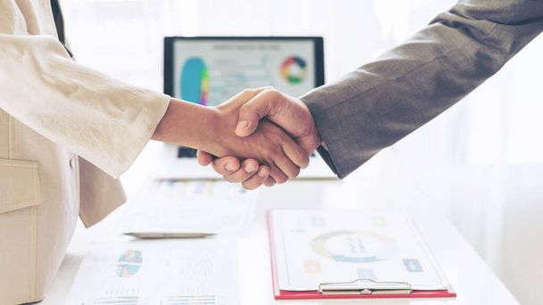 Nahaufnahme Hand von Geschäftsleuten schütteln Hände Abschluss Treffen zeigt Einheit, Business-Teamwork-Konzept - Foto, Bild