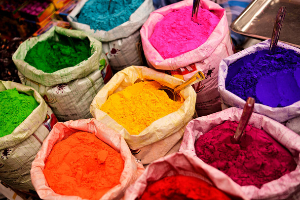 Geleneksel Hint Festivali Holi 'sinde satılmak üzere bir çantada renkli toz sergileniyor. - Fotoğraf, Görsel