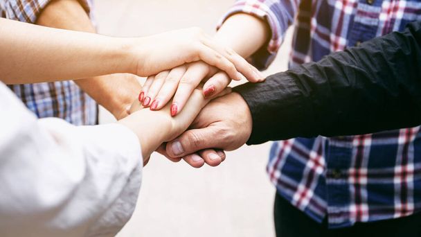 Freundschaft Menschen Partnerschaft Teamarbeit Stapeln der Hände auf weißem Hintergrund, Business Teamwork Konzept - Foto, Bild