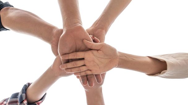 Дружба Люди партнерство совместная работа штабелирование руки на белом фоне, бизнес-концепция командной работы - Фото, изображение
