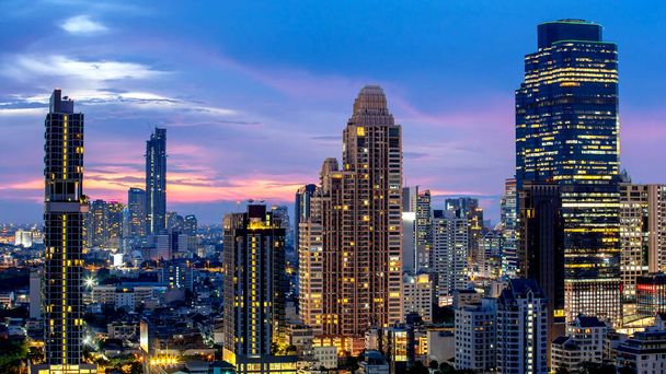 Bangkok Şehri - Havadan manzara güzel gün batımı Bangkok şehri Tayland şehir merkezi gökyüzü, gece şehir manzarası, Bangkok Tayland manzarası - Fotoğraf, Görsel