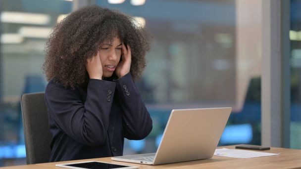 African Businesswoman z laptopem z bólem głowy - Zdjęcie, obraz