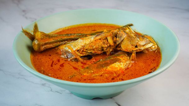 Finom házi makréla curry kókusztejjel megfőzve. Nagyon népszerű ételek Észak-Malajziában. - Fotó, kép