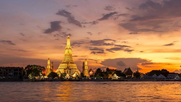 красивый закат Ват Арун храм Чао фрае реки, ландшафт Бангкока Таиланд - Фото, изображение