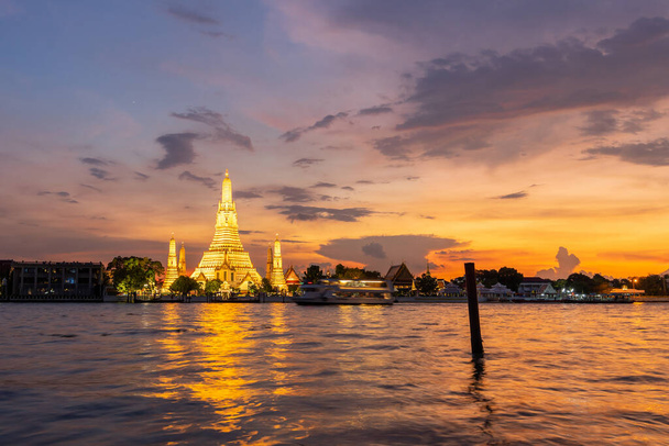 gyönyörű naplemente wat arun templom chao phraya folyó, táj Bangkok Thaiföld - Fotó, kép