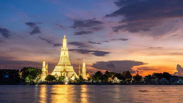 hermoso atardecer wat arun templo chao phraya río, paisaje Bangkok Tailandia - Foto, imagen