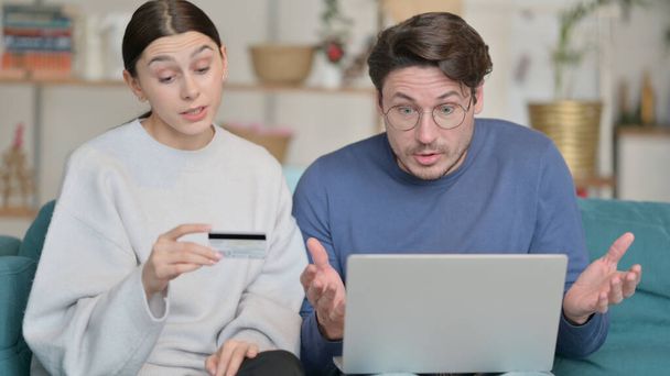 Fallo en las compras en línea en el ordenador portátil para la pareja de raza mixta en casa  - Foto, imagen