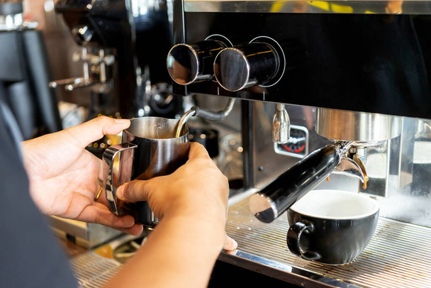 kávécsésze latte művészet elhelyezett kávéfőző gőz kávézó kávézó - Fotó, kép