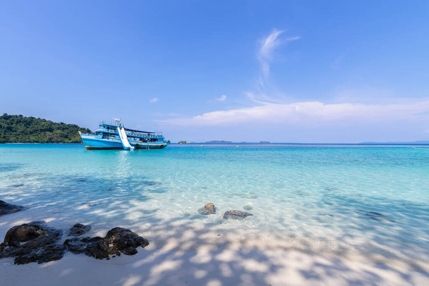 прекрасний пляжний краєвид на острів Кох Чанг на сході від Таїланду на синьому тлі, острів Таїланду  - Фото, зображення