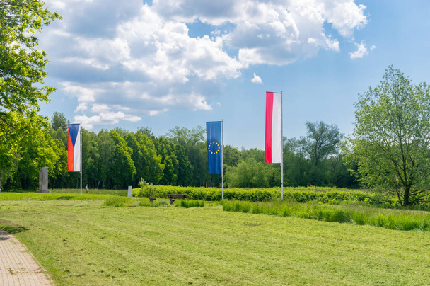 Флаги Чехии, Евросоюза и Польши в Судетах на границе трех стран. - Фото, изображение