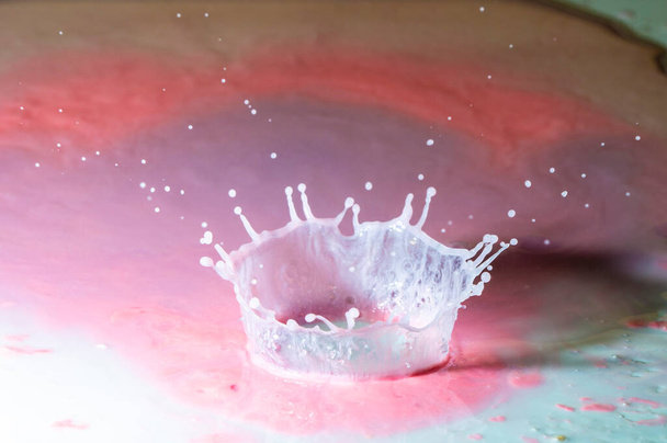 Vesipisara kruunu roiske vaaleanpunainen jogurtti - Valokuva, kuva