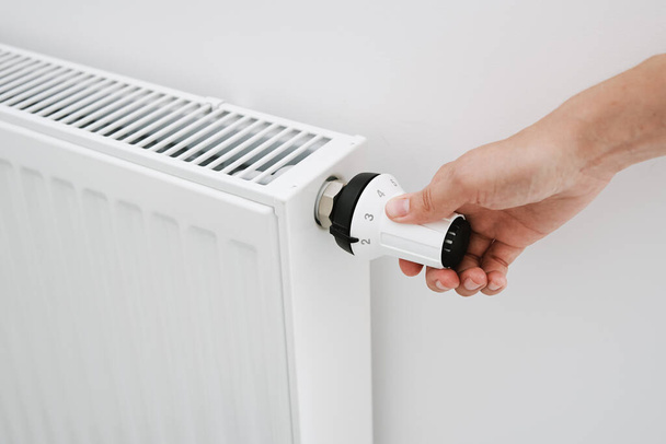 Mulher mão ajustando temperatura no radiador de calor - Foto, Imagem