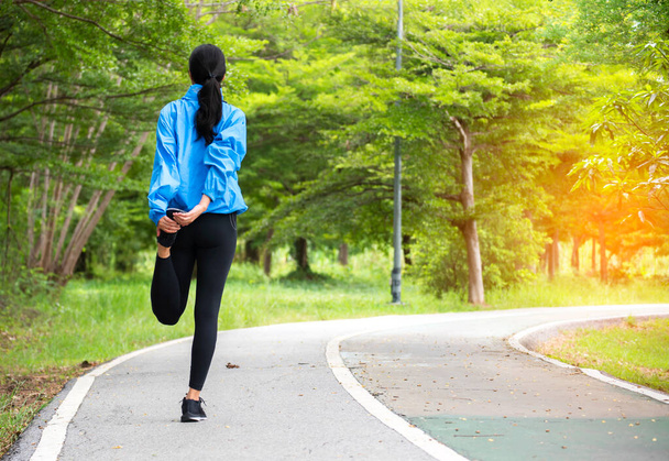 Mladá žena na sobě sportovní oblečení dělá stretches .Healthy Concep - Fotografie, Obrázek
