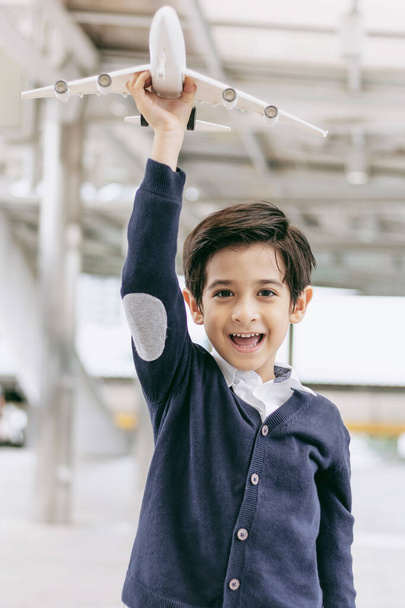 Junge spielt Flieger Spielzeug Flugzeug Fantasie träumt davon, ein Pilot Zukunft auf Geschäftsbezirk urban - Foto, Bild