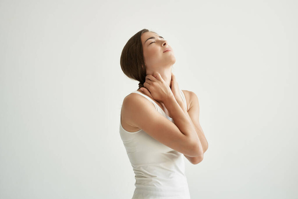 kobieta w białej koszulce ból stawów problemy zdrowotne dyskomfort - Zdjęcie, obraz