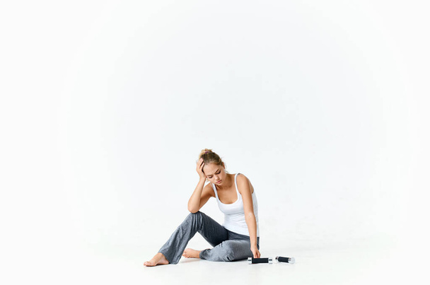 žena sedí na podlaze s činky cvičení zdravotní motivace - Fotografie, Obrázek