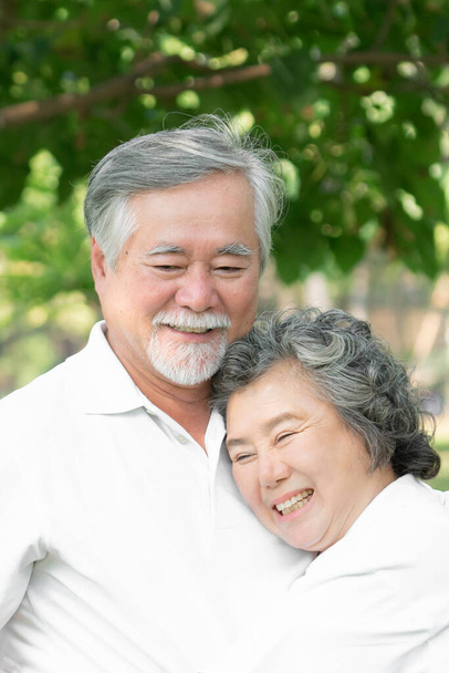 Boldog szerelem Idős pár ölelés mosoly arc, Idős pár idős férfi és idős nő pihentető ölelés parkban - Fotó, kép