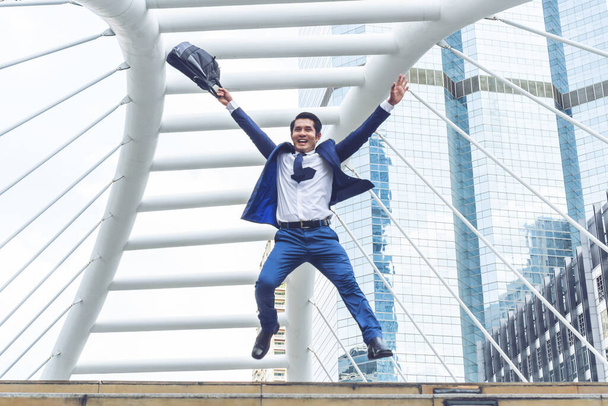 estilo de vida hombre de negocios se siente feliz saltando en el aire celebrando el éxito y el logro en el distrito de negocios, concepto de negocio - Foto, imagen