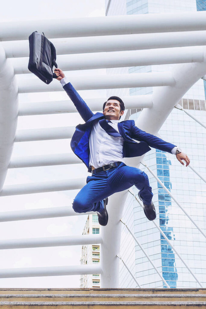 Lifestyle-Geschäftsmann freut sich, in der Luft zu springen und Erfolg und Errungenschaften auf Geschäftsviertel, Geschäftskonzept zu feiern - Foto, Bild