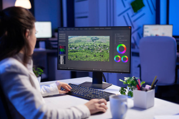 Фокусований редактор ретушера для редагування кольору на професійному комп'ютері
 - Фото, зображення