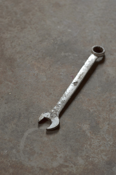 Herramienta de llave de mano oxidada
  - Foto, Imagen